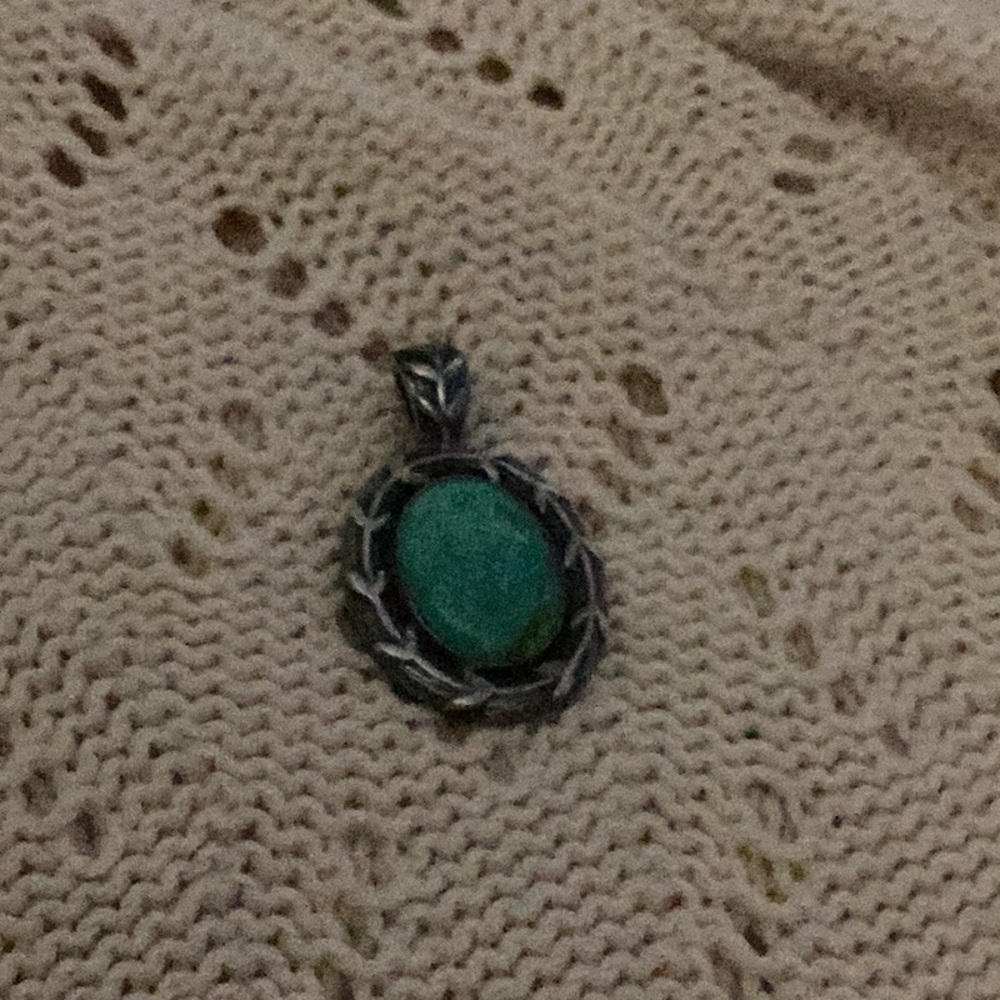 Ornate Green Stone Necklace with Vintage Design